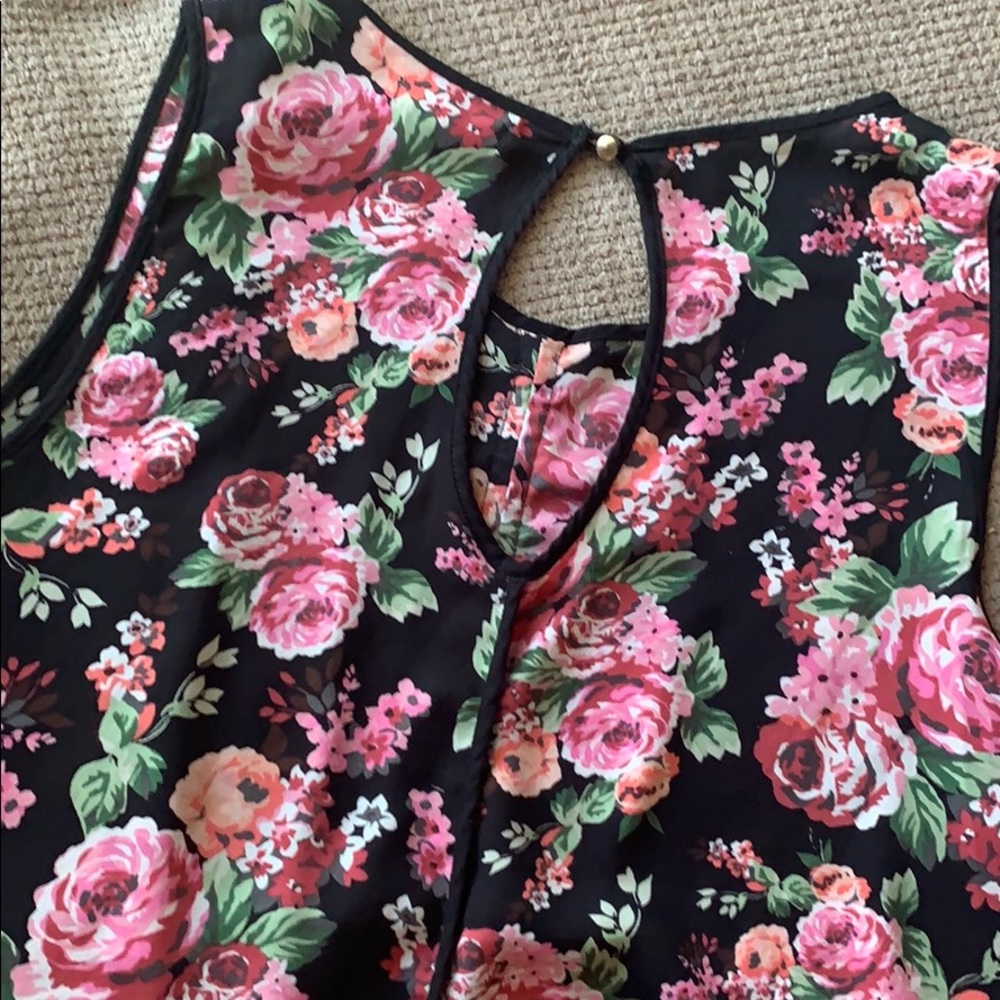 Beautiful, flowy, floral sleeveless top 🥰